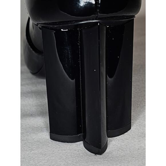 Louis Vuitton Silhouette Ankle Boot in Black Patent Leather - Picture 13 of 13